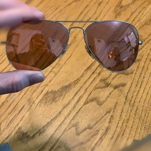 Woman’s pink mirrored lense ray ban aviators